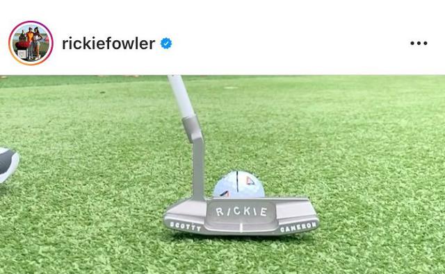 画像: リッキーはパターのソールを地面に付けずに構えてストロークする(画像はリッキー・ファウラーのインスタグラム投稿をキャプチャしたもの)