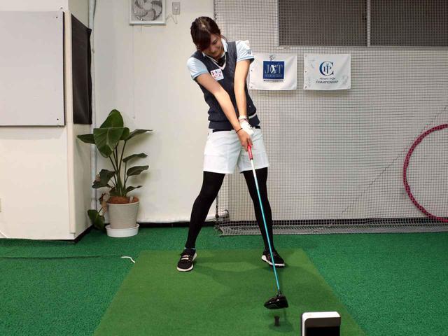 画像: ハンドファーストでないと、フェースがかぶって当たりやすい