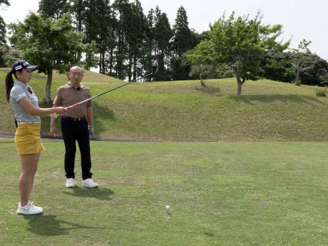 画像: クラブを前面に構え、ボールとターゲットを結ぶラインをシャフトを目安にイメージしていく