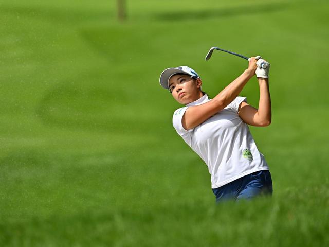 画像: 18番の3打目のフェアウェイバンカーからのショットはグリーンをオーバーしてしまう(Getty Images/JLPGA提供)