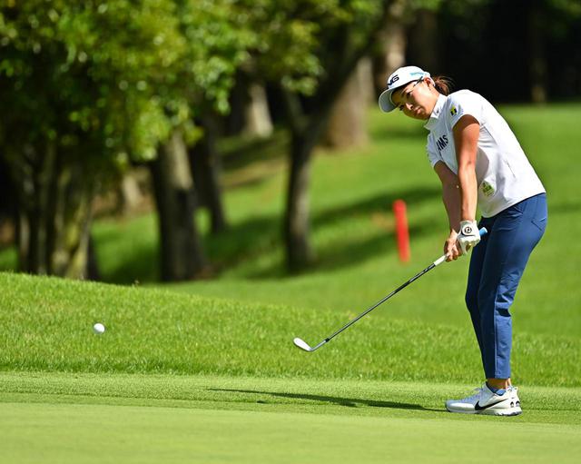 画像: 17番のアプローチは見事チップインバーディに(Getty Images/JLPGA提供)