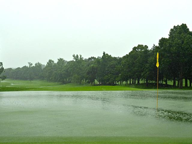 画像: 大雨のため、アース・モンダミンカップ最終日は6月29日(月)に順延となった(Getty Images/JLPGA提供)