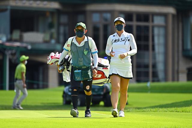 画像: 5年ぶりの復活劇を支えた川口淳キャディ(左)(Getty Images/JLPGA提供)