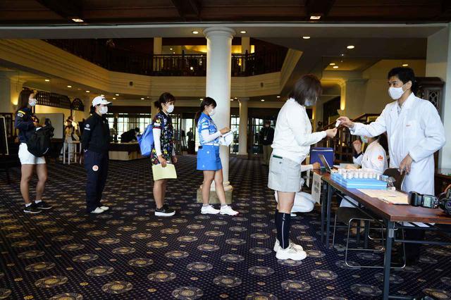 画像: 練習日の23日に選手、キャディの全員がPCR検査を受けた(Getty Images/JLPGA提供)
