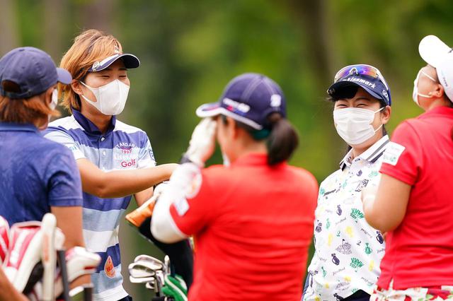 画像: 練習場や練習ラウンドでは選手もマスクを着用しソーシャルディスタンスを保って感染防止に努めた(Getty Images/JLPGA提供)