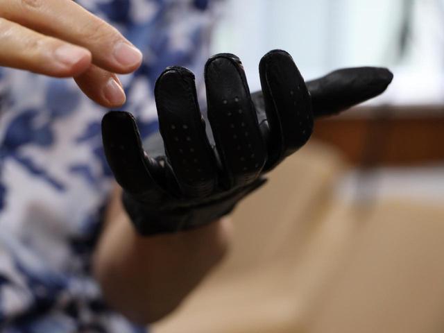 画像: グローブはキャスコ製の特注品。3Dスキャナで自身の手を計測し、ジャストサイズのものを使用している