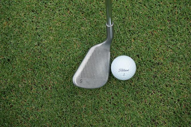 画像: PING EYE2のSandウェッジは他の番手同様のフェースプログレッションが小さいヘッド。エクスプロージョンショットが打ちやすい