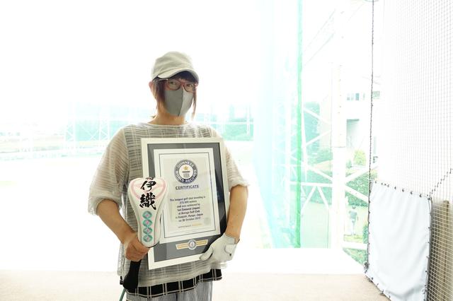 画像: ひざ立ちショットできゃりー記録296.313ヤードのギネス記録を樹立した侍伊織