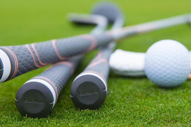 画像: 「MARQ Golfer(マーク ゴルファー)」に付属されているクラブトラッキングセンサー(ApproachCT10)をグリップエンドに取り付け連携すると自分のスタッツを分析してくれる(写真提供/ガーミンジャパン)