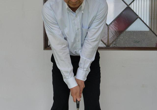 画像: 三角形は両腕を伸ばしてグリップ。軌道はイントゥインになる