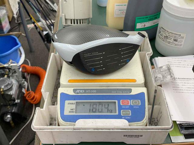 画像: ウェートを外したヘッドに鉛を貼って調整