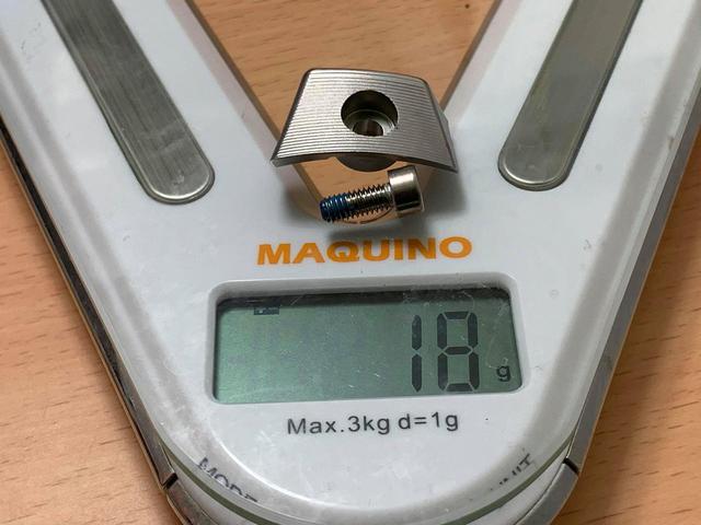画像: SIM MAXのタングステンウェイトは18グラムとヘビー級。これがあるからこそミスヒットに強いのだが……