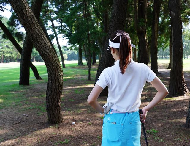 画像: 「う~ん、横に出すのも前に打つのも無理そう……」