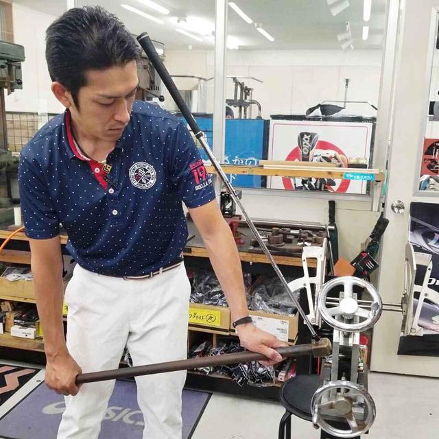 画像: ライ角調整を行う石井氏。アイアンが上手く打てない、という人はライ角調整を検討してみるのもいいかもしれない