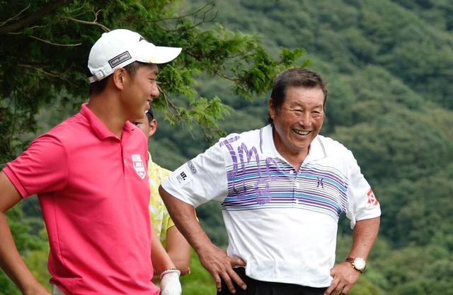 画像: 「ISPS HANDA 医療従事者応援 ジャンボ尾崎記念 チャリティトーナメント」で出場する選手のプレーを見る尾崎将司