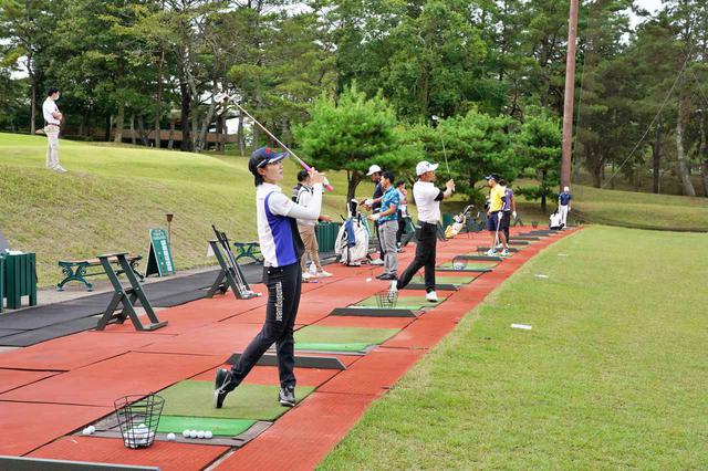 画像: 飛距離265ヤードと女子のなかでは屈指の飛ばし屋の三浦も、男子にまじればもっとも飛ばない選手となる。「迷惑をかけないように」と言いながらも、目指すは予選通過だ