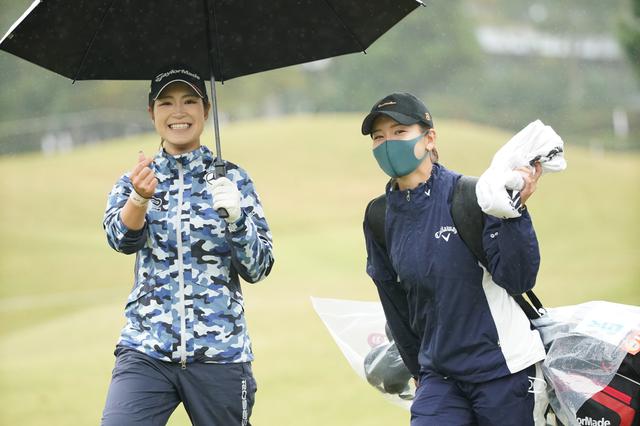 画像: 大西葵(左)のキャディを務める藤田光里(右)(写真は富士通レディース2020 写真/大澤進二)