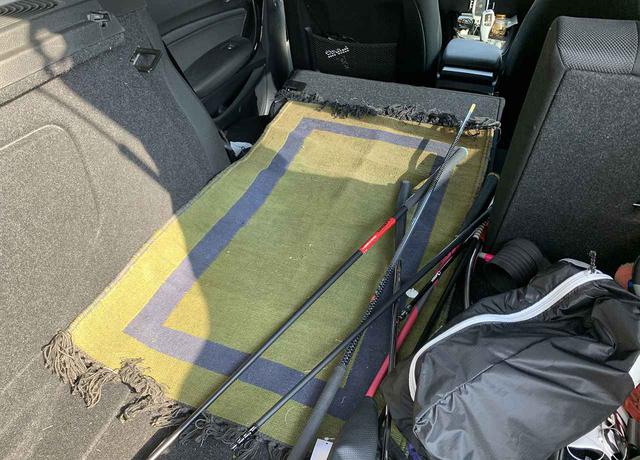 画像: 車上荒らしに遇って車に乗せていたクラブやキャディバッグごとごっそりと盗難された野村タケオ(写真は再現したもの)