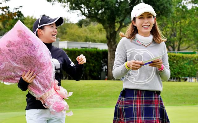 画像: 昨年の「伊藤園レディス」の初日同組となった金田久美子から花束を渡され感涙の大江香織(写真は2019年伊藤園レディス 写真/岡沢裕行)