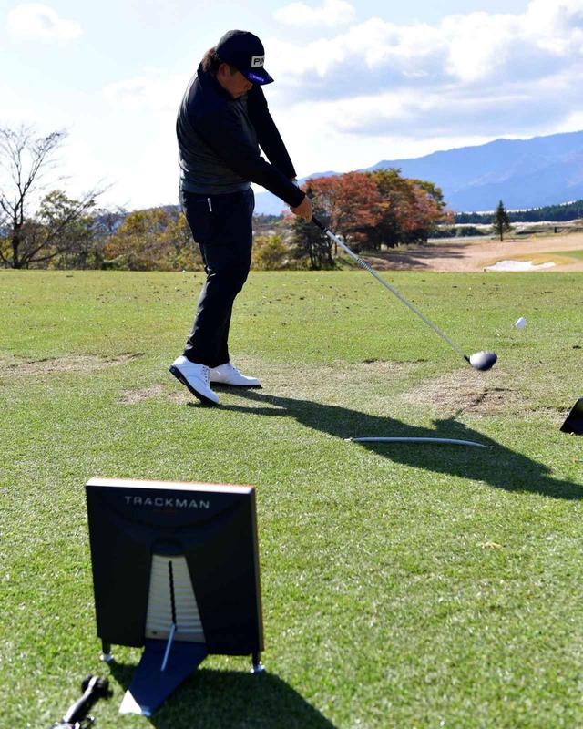 画像: 何度もシャフトを入れ替えトラックマンでチェックしていた大槻