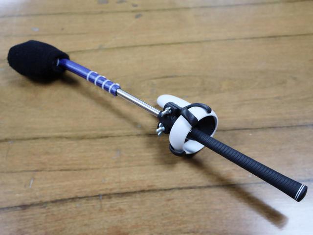 画像: VRゴーグルのセンサーを取り付けた専用の器具。かなり短くカットされていますが、重量や振り心地は実際のドライバーを再現しているそうです