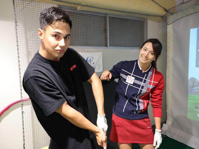 画像: フォローで手元を高く上げるとき、左ひじが体の外側を向いてしまうと、左わきがわき、のけぞって前傾姿勢も崩れてしまう