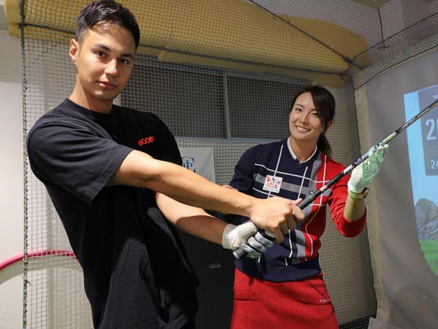 画像: フォローで左ひじを体の内側に入れる意識を持つと良いと高島