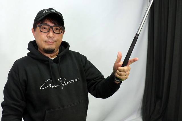 画像: 左手の小指、薬指、中指の3本を下からグリップに絡みつかせるように密着させて握る