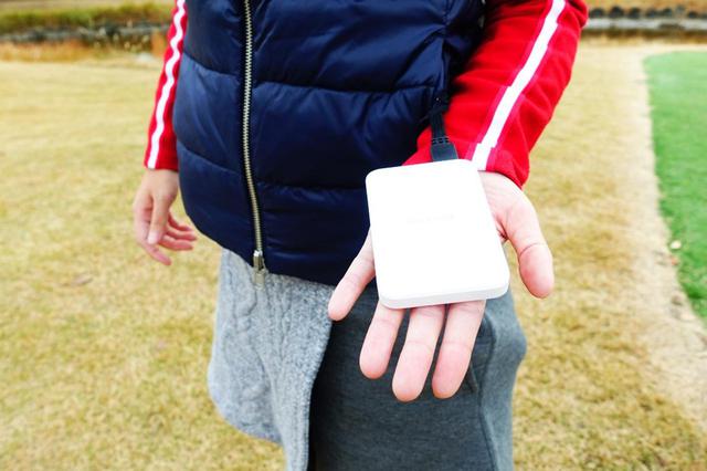 画像: モバイルバッテリーは手のひらサイズでスマホより軽いのでスウィングしても気になりませんでした!