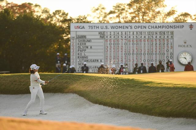 画像: 最終18番ホールの3打目をグリーン横のバンカーから寄せる渋野日向子(USGA/Robert Beck)