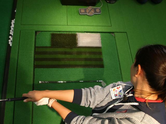 画像: フォロースルーで、地面に置いたクラブと右腕が平行になるよう振り抜くことを意識しよう