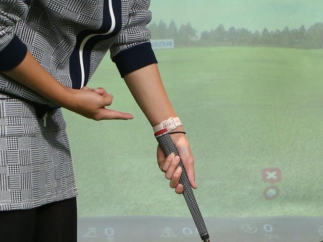 画像: パターは指ではなく手のひらで握るのが正解。左手は、手首の中心にパターグリップが位置するように握ろう