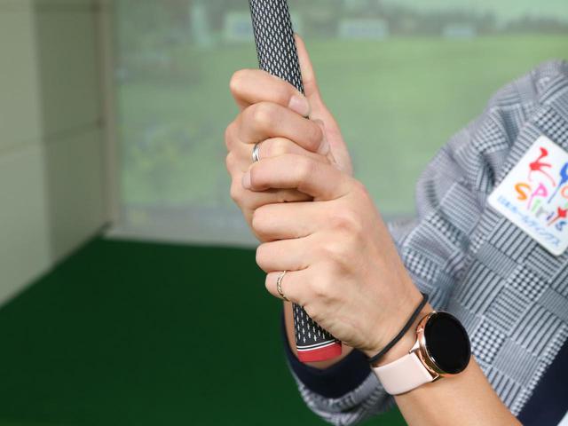 画像: 逆オーバラッピンググリップでは、右手小指と左手中指をくっつけるように握り、左手人差し指は小指と薬指の間に乗せよう