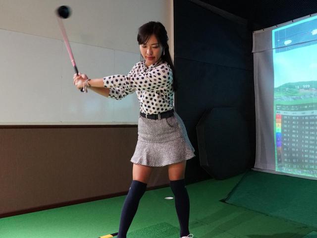 画像: あえて軟らかいシャフトで練習することで、クラブのしなりを活かしたスウィングが身に付くと小澤