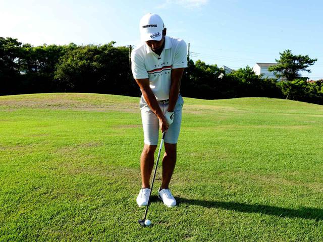 画像: 正面から見たときに手元が左太ももの内側に位置するくらいの、ややハンドファーストな形で構えよう