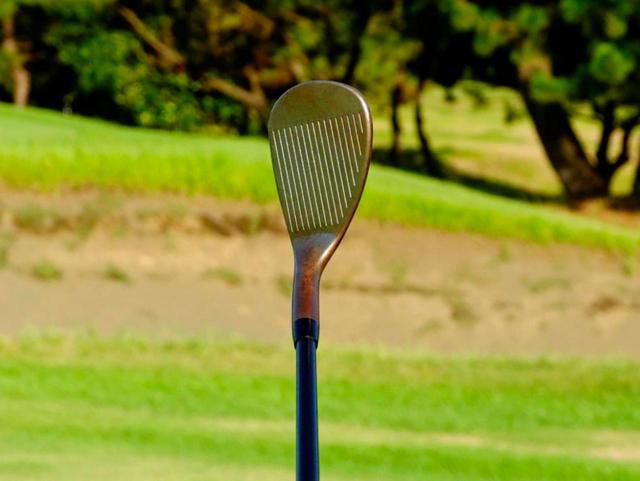画像: 重心バランスが取れた状態でのフェース向きは、スクェアよりも若干フェースが閉じている。このフェース向きをキープしたままアプローチしてみてくださいと伊澤は言う