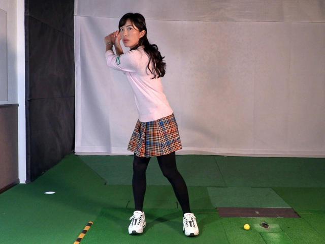 画像: 飛ばそうとするあまりバックスウィングを大きく取ろうとすると、体も一緒に動いてしまいスウェイの原因になってしまうという