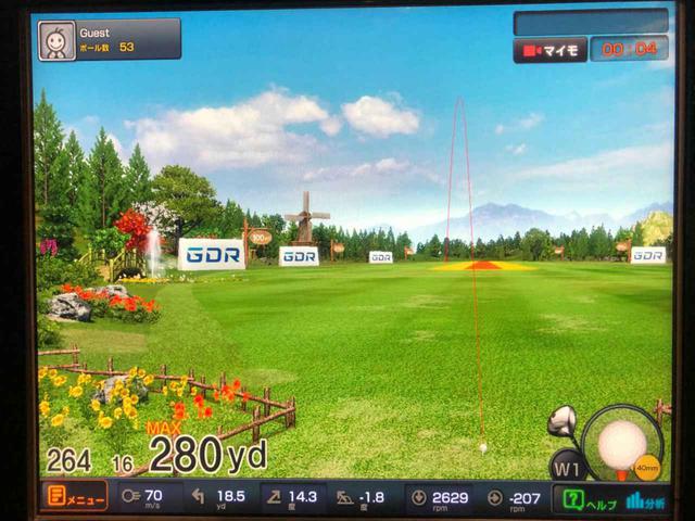 画像: ゴルフシュミレーター「GDR」でデータ計測しながら試打を行った