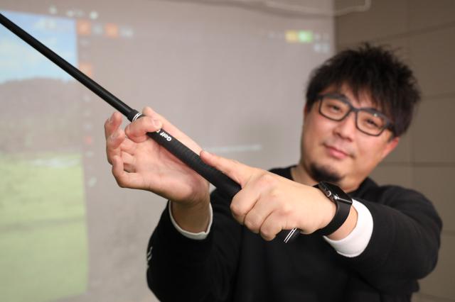 画像: グリップで意識すべき指は左手の3本指と右手の2本指。テークバックで左手の3本指を内側に少し巻き込むようにするとフェースが開く動きが収まる