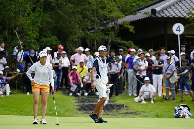 画像: 2019年の稲見萌寧(左)の初優勝を支えた関根淳プロキャディ(右)。彼らが音声SNS「Clubhouse」で毎夜情報発信する理由とは?(写真は2019年のセンチュリー21レディース 写真/岡沢裕行)