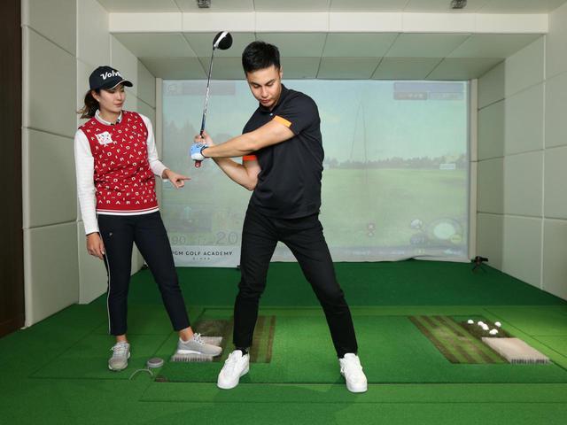 画像: ダウンスウィングで右ひじを引く動作が入り、右腕が体に近づいているのが振り遅れの原因だと高島は指摘