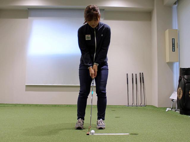 画像: 養生テープを打ち出し方向へ向けて貼ると、フェース面が正しい向きでセットできているかを確認しやすいと大谷