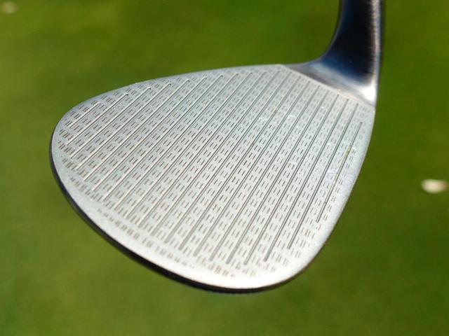 画像: フェース面はノーメッキで新設計の溝デザインでスピン性能が向上。56~62度はフルスコアライン仕様になっている