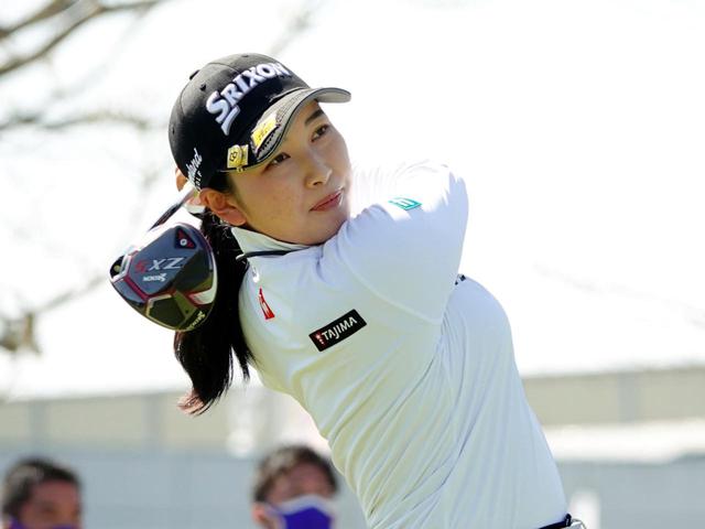 画像: 2021年の試合ですでに2勝を挙げる小祝さくらは、渋野と同じく初日トータル3アンダー14位タイスタートとなった
