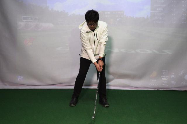 画像: 正しいアドレス。フェースを約45度左に被せて構え、手元を先行させてハンドファーストにしている