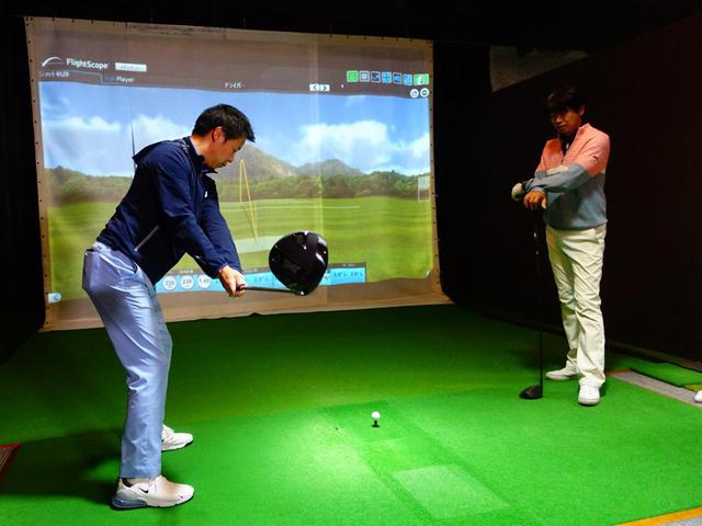 画像: 弾道測定器「フライトスコープ」で計測しながら試打を行った