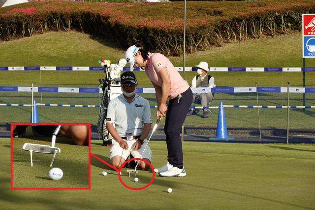 画像: 打出し方向に2本ティを立てその間を通すように練習する渋野日向子(写真は2021年のアクサレディスゴルフトーナメント)