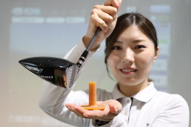 画像: ティを低くしてしまうとダウンブローに入り、スピン量が増える。その結果、飛ばない原因になってしまうと高久はいう
