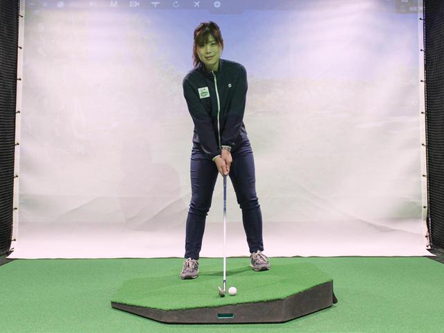 画像: 左足上がりの傾斜では、できるだけ水平面に対して垂直な姿勢で構えるのが正解