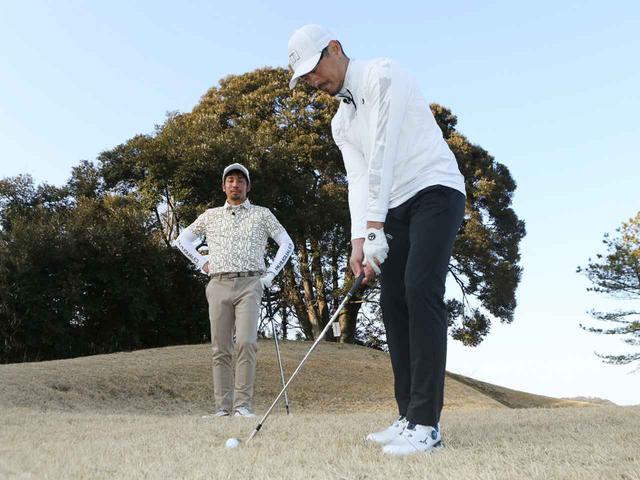 画像: ゴルフ好きの元サッカー選手・鈴木啓太(右)が、アプローチ上達を目指して伊澤秀憲プロ(左)に弟子入り!